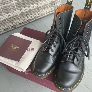 MADE IN ENGLAND 1460 8-EYE BLACK LACE UP BOOT